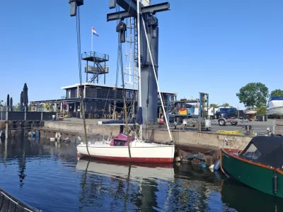 zeilboot aan steiger in jachthaven