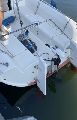 achterkant van klein zeiljacht in haven