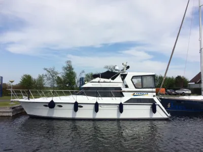 wit motorjacht aangemeerd in haven