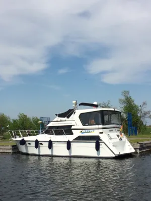 wit motorjacht aangemeerd bij steiger