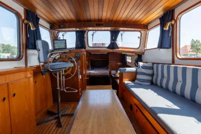 interieur van houten motorjacht met salon