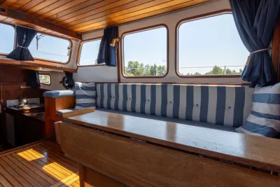 interieur motorjacht met bank en ramen
