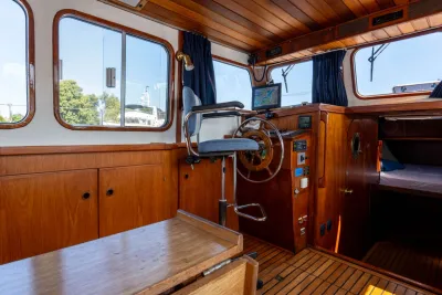 stuurhut interieur met houten afwerking