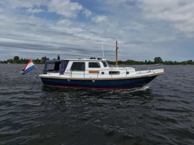 motorjacht op het water met bewolkte lucht
