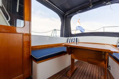 kuipinterieur met teak en blauwe kussens