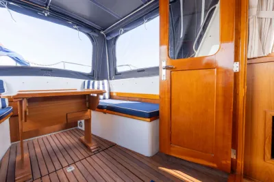kuipinterieur met houten deur en zitbank