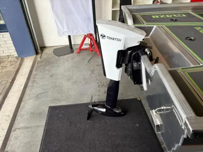buitenboordmotor gemonteerd aan aluminium boot
