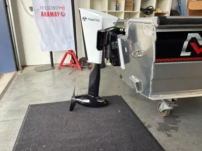 buitenboordmotor aan boot in werkplaats