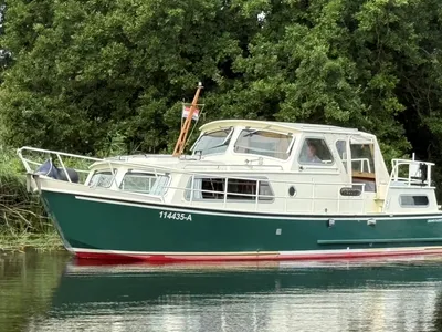 groene motorboot op rustig water