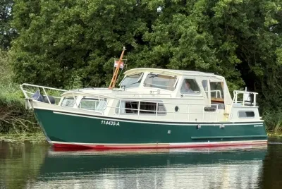 groene motorboot op rustig water