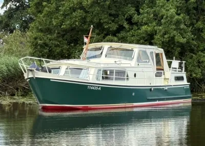 motorjacht in het water bij bomen