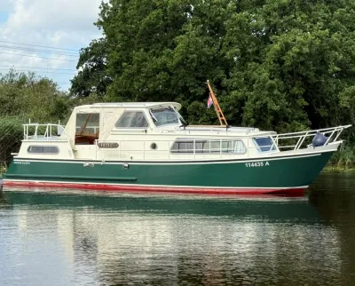 groen motorjacht op rustig water