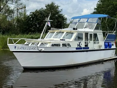 motorkruiser op het water bij de oever