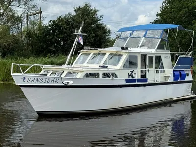 motorkruiser op stil water met luifel