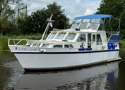 motorkruiser op het water bij de oever