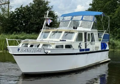 witte motorkruiser op stil water