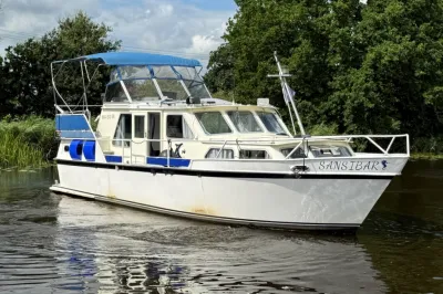 motorkruiser in het water met bomen op achtergrond