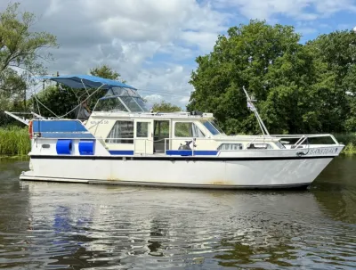 motorkruiser op stil water met bomen