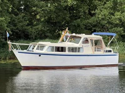 openkuip kruiser op rustig water