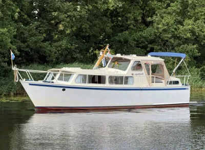 openkuip kruiser op rustig water
