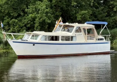 openkuip kruiser op rustig water