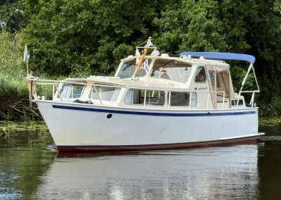 openkuip kruiser op rustig water