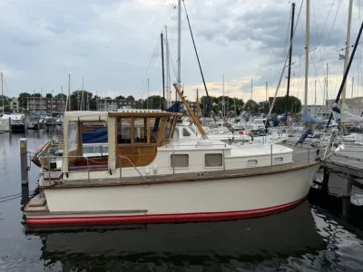 houten kajuitboot afgemeerd in jachthaven