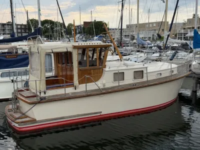 houten motorjacht aangemeerd in jachthaven