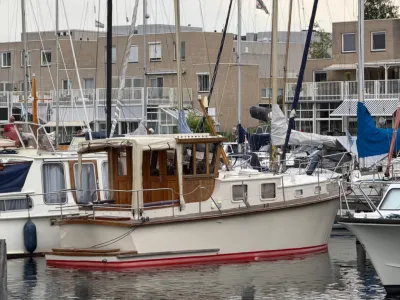 houten motorjacht in een jachthaven