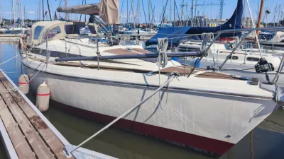 zeiljacht afgemeerd in jachthaven