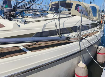 zijaanzicht van zeilboot afgemeerd in haven