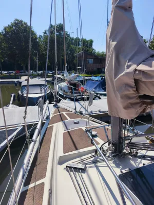 voordek van zeiljacht in haven