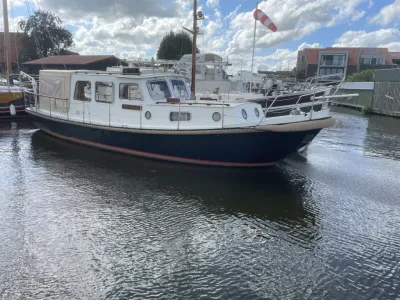 motorjacht in jachthaven