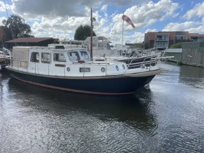 Rondspant motorboot in haven