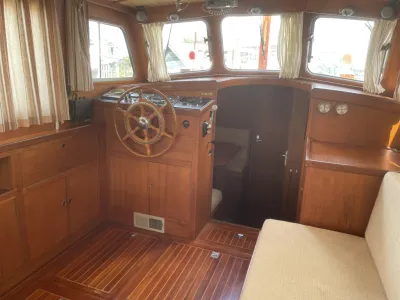interieur met stuurstand en teak afwerking