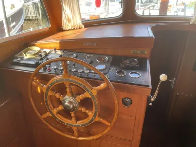 houten stuurstand met instrumenten