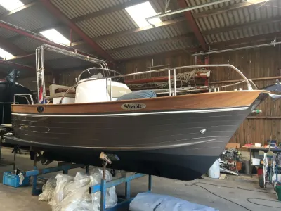 boot in schiphuis op bok