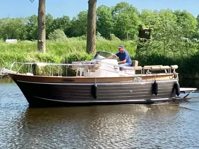 motorboot op kanaal met bestuurder