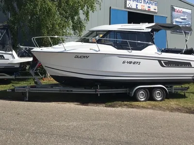 motorboot op trailer bij bedrijfsgebouw