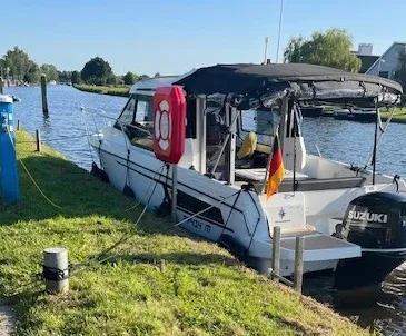 motorboot aangemeerd aan kade