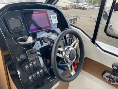 cockpit met stuur en instrumenten