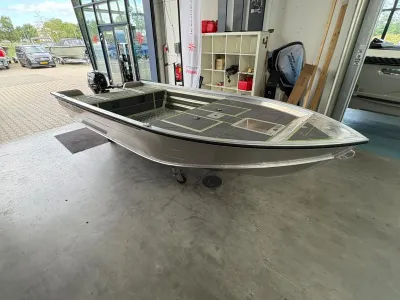 aluminium visboot in showroom