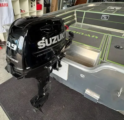 zwarte buitenboordmotor aan aluminium boot