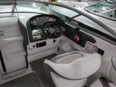 besturingspaneel en stoel van bootinterieur