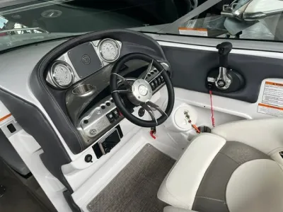 stuurconsole en stoel in bootinterieur