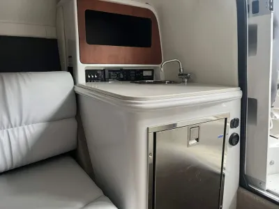 interieur met aanrecht, spoelbak en koelkast