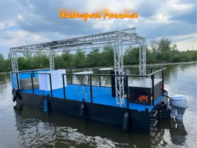 stalen pontonboot op het water