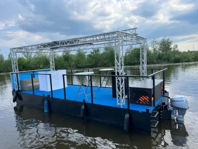 stalen pontonboot op water