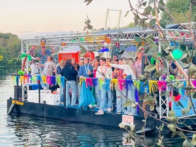 feestponton met mensen en versiering