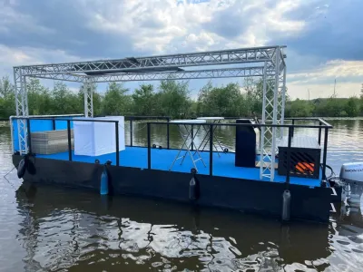 stalen pontonboot op stil water